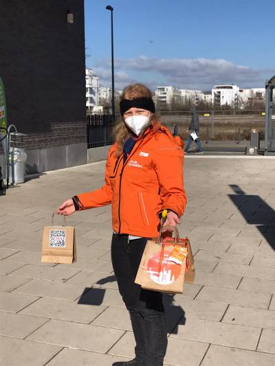 Sara Steinhardt verteilt Informationen zur Kommunalwahl 2021 am Tel-Aviv-Platz